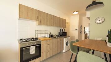 Apartamento, 2 quartos, sacada | Cozinha privada | Geladeira, micro-ondas, fogão, cooktop