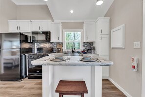 Een koelkast, een magnetron, een kookplaat