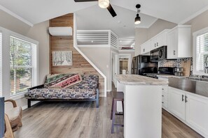 Een koelkast, een magnetron, een kookplaat