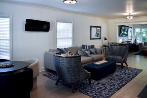 Een smart-tv en een open haard