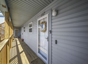 Exterior detail - Waterfront views! 3 BR Walk to beach, Pool, Dock (Fort Walton Beach)