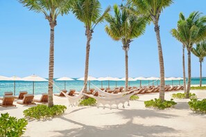 Am Strand, weißer Sandstrand, Cabañas (gegen Gebühr), Liegestühle