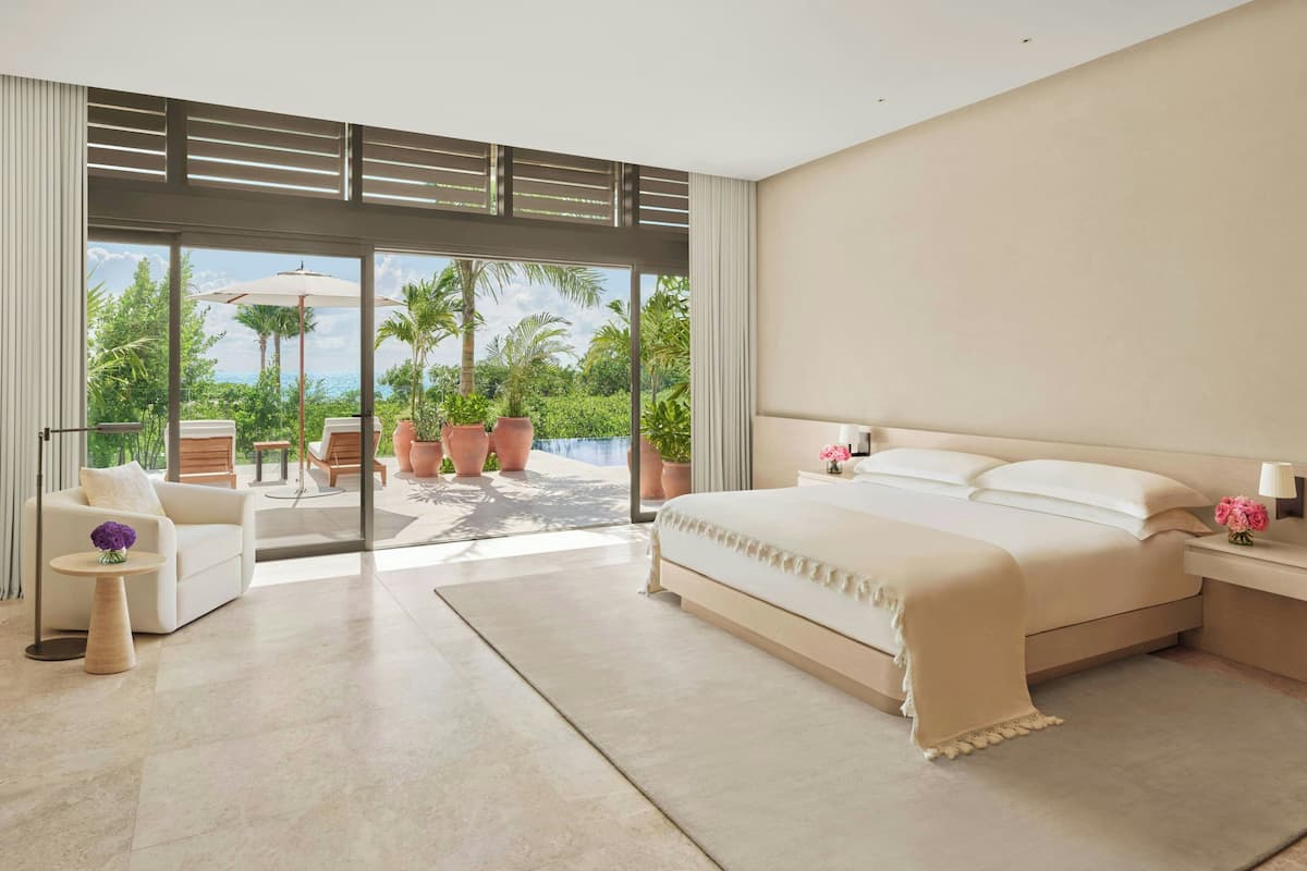 På stranden, hvidt sand, strandhytter (tillægsgebyr), liggestole