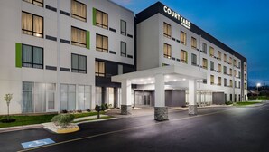 A Courtyard by Marriott hotel with a modern design, a covered entrance, and a parking lot. - Courtyard By Marriott New Castle (New Castle)