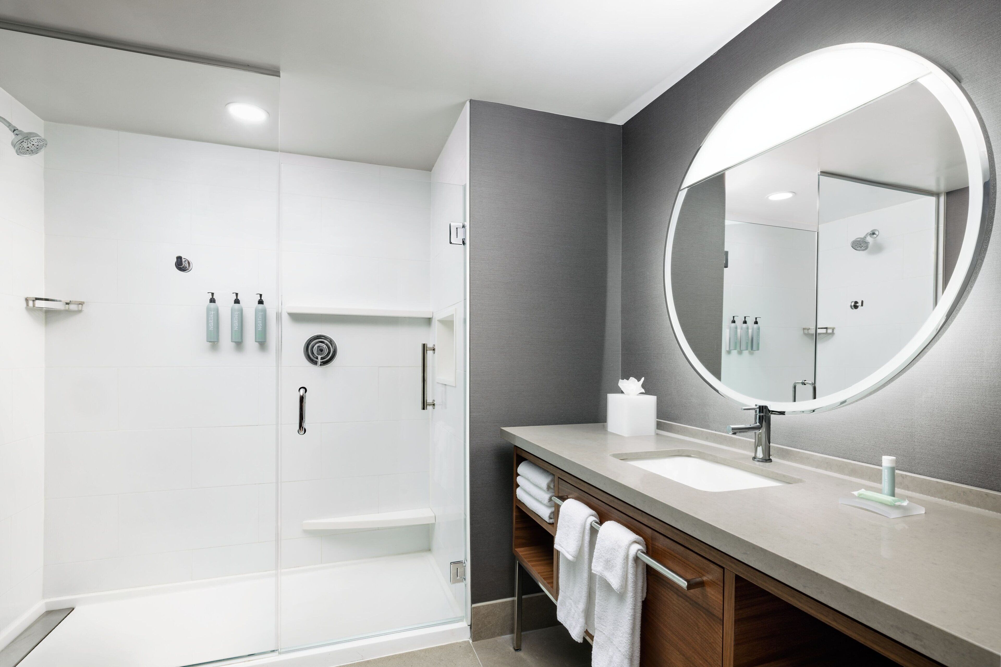 Een haardroger, handdoeken