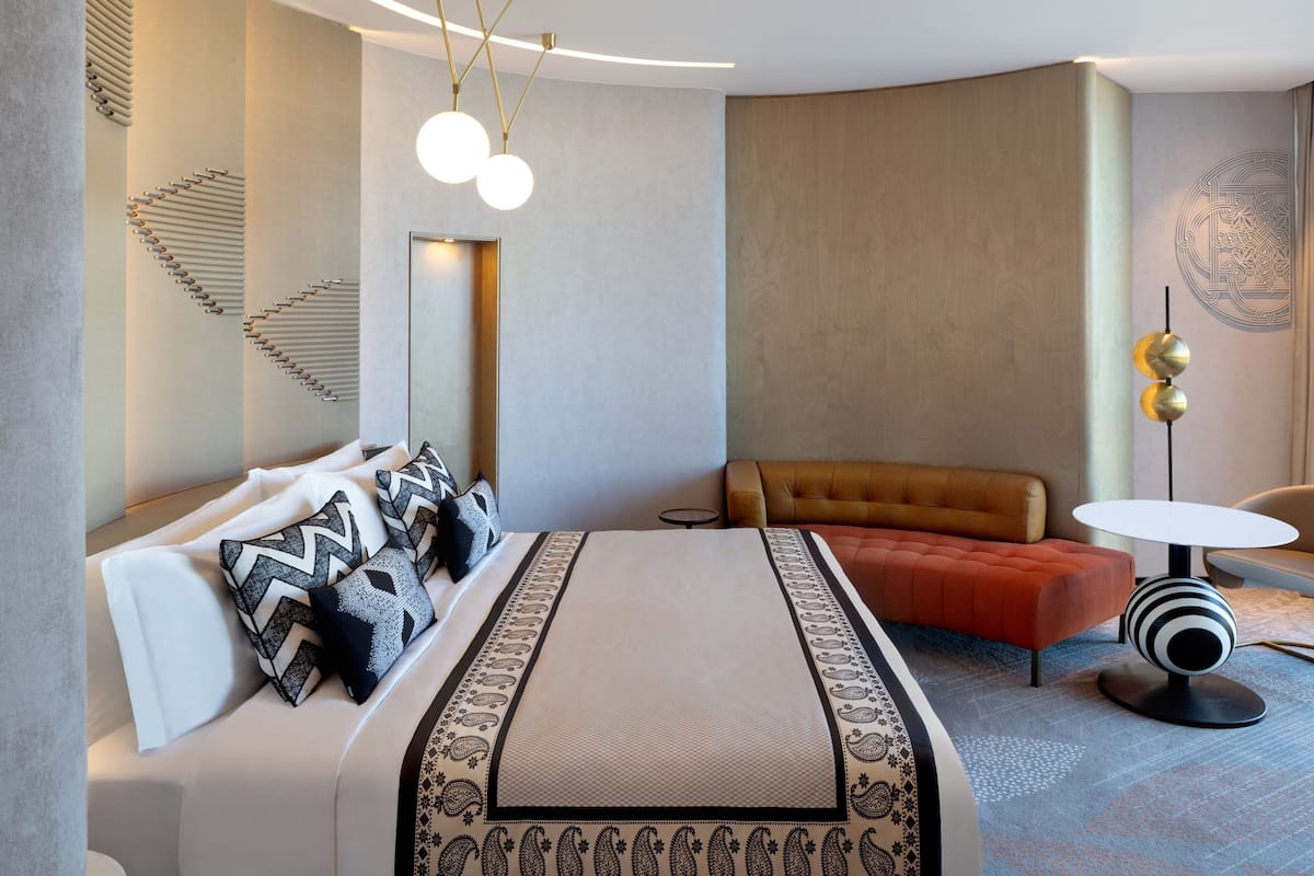 Executive Suite, 1 King Bed, Non Smoking | Desk, soundproofing, free cribs/infant beds, free WiFi