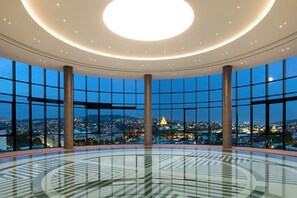 Indoor pool, seasonal outdoor pool - Paragraph Freedom Square, A Luxury Collection Hotel, Tbilisi (Tbilisi)