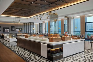 2 restaurantes, com serviço de café da manhã e almoço; culinária chinesa