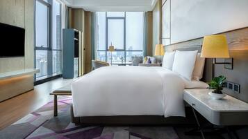 Studio, 1 King Bed, City View | Down duvets, minibar, in-room safe, blackout curtains