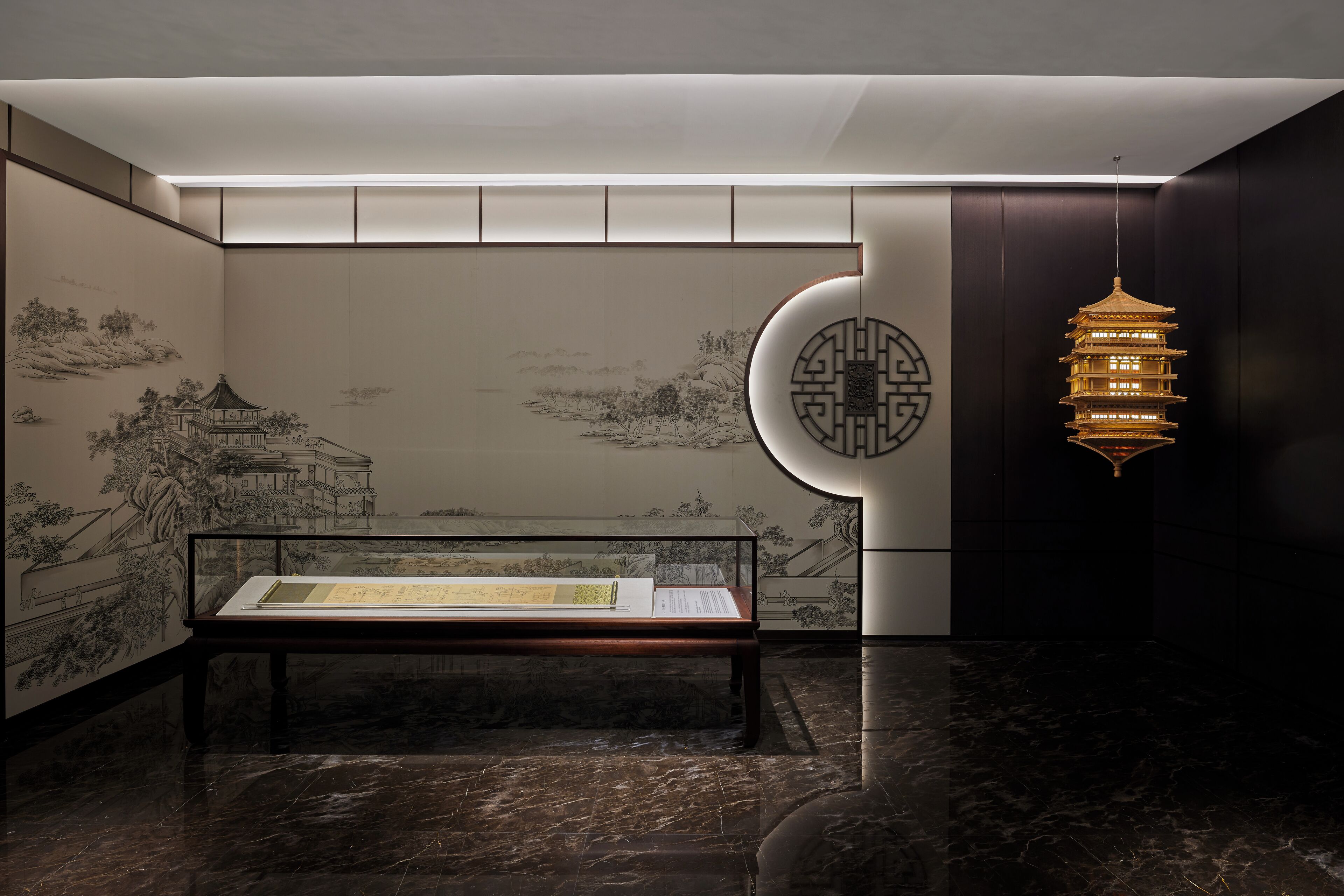 Una habitación con un mural tradicional chino, una mesa de exhibición y un farol colgante.