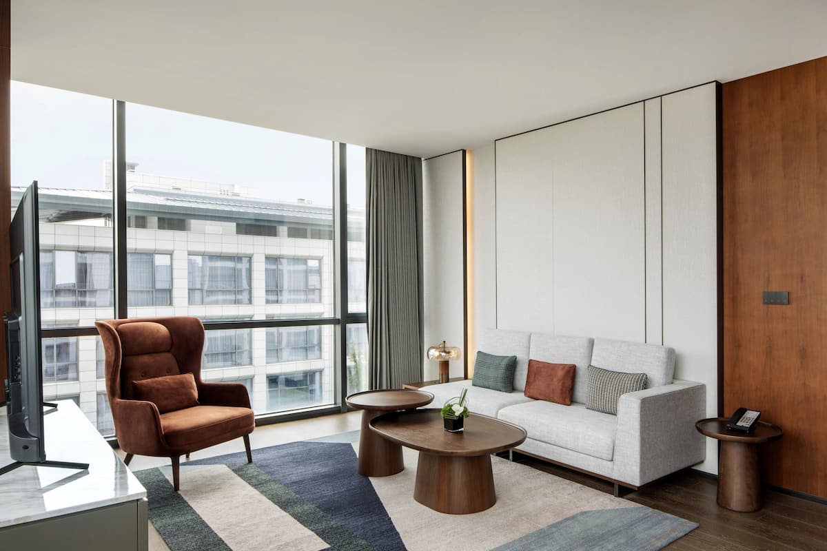 Club suite, 1 kingsize bed | Woonkamer | Een 55-inch lcd-televisie met satellietzenders