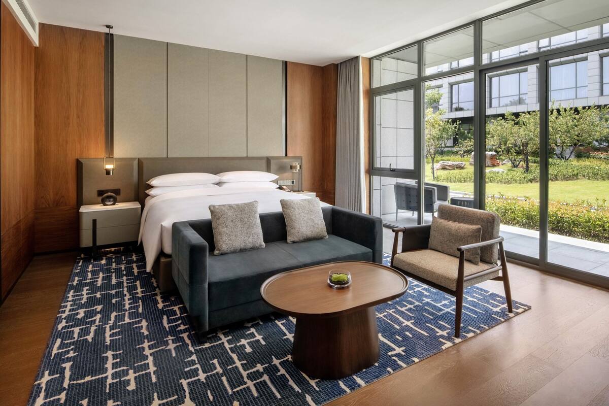 Club suite, 1 slaapkamer, uitzicht op tuin | 1 slaapkamer, luxe beddengoed, donzen dekbedden