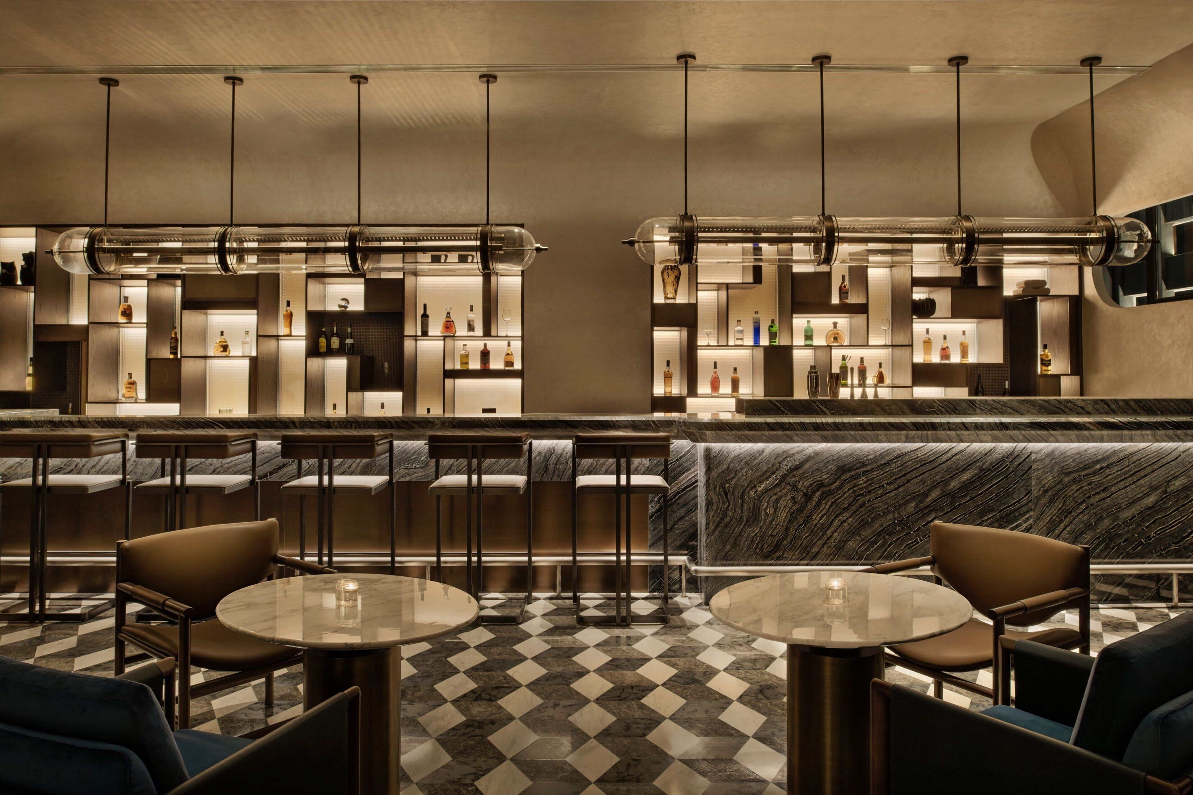 2 bars, lounge dans le hall