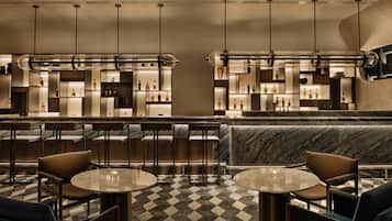 2 bars, lounge dans le hall