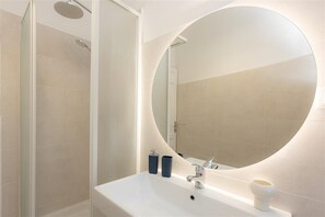 Shower, hair dryer, bidet, towels