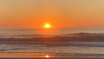 Chaises longues, serviettes de plage