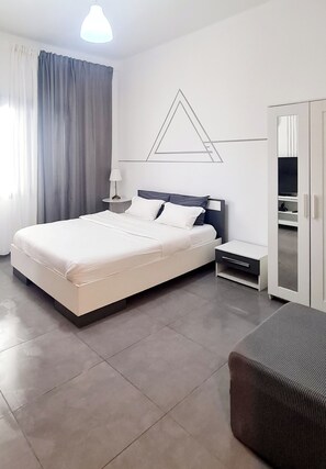 Studio – basic | Individuelt innredet, blendingsgardiner og strykejern/-brett