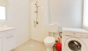 Studio – basic | Bad | Dusj, regndusjhode, hårføner og håndklær