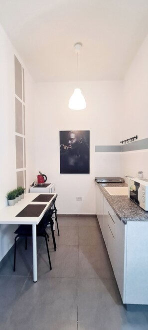 Studio – basic | Eget kjøkken | Minikjøleskap, mikrobølgeovn, kokeplater og steketakke