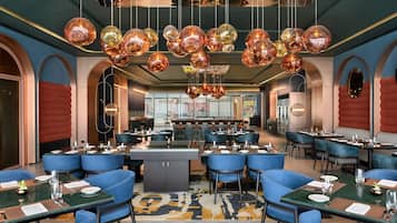 3 restaurantes, cocina internacional