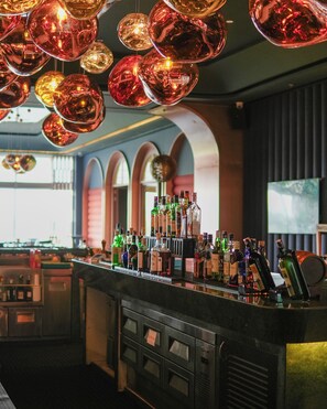 2 bars/lounges