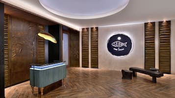 2 restaurants, international cuisine