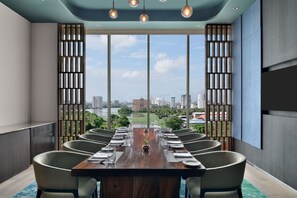 2 restaurantes; se sirve cocina internacional 
