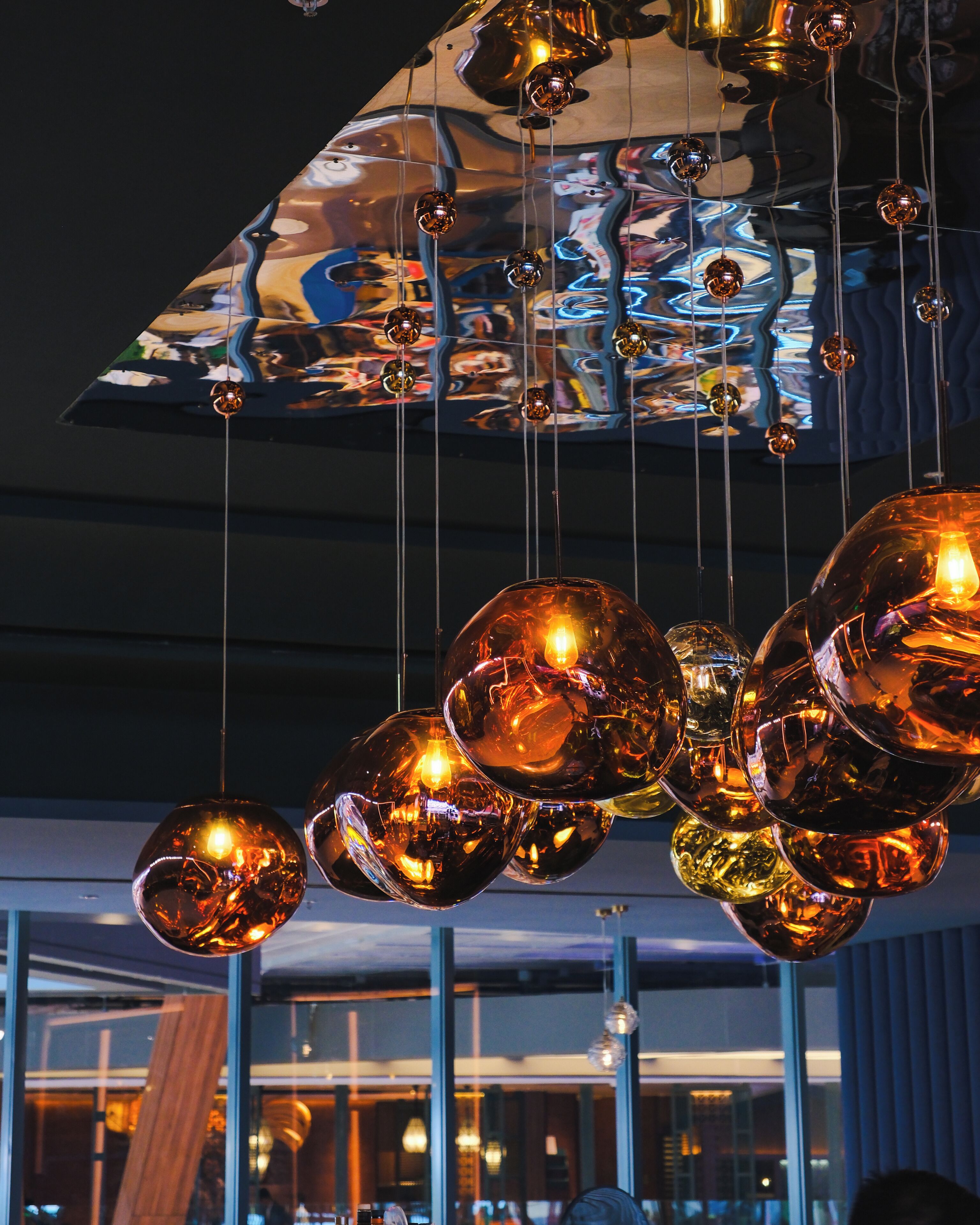 Un candelabro con múltiples bombillas de vidrio esféricas.