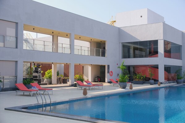 Una piscina al aire libre