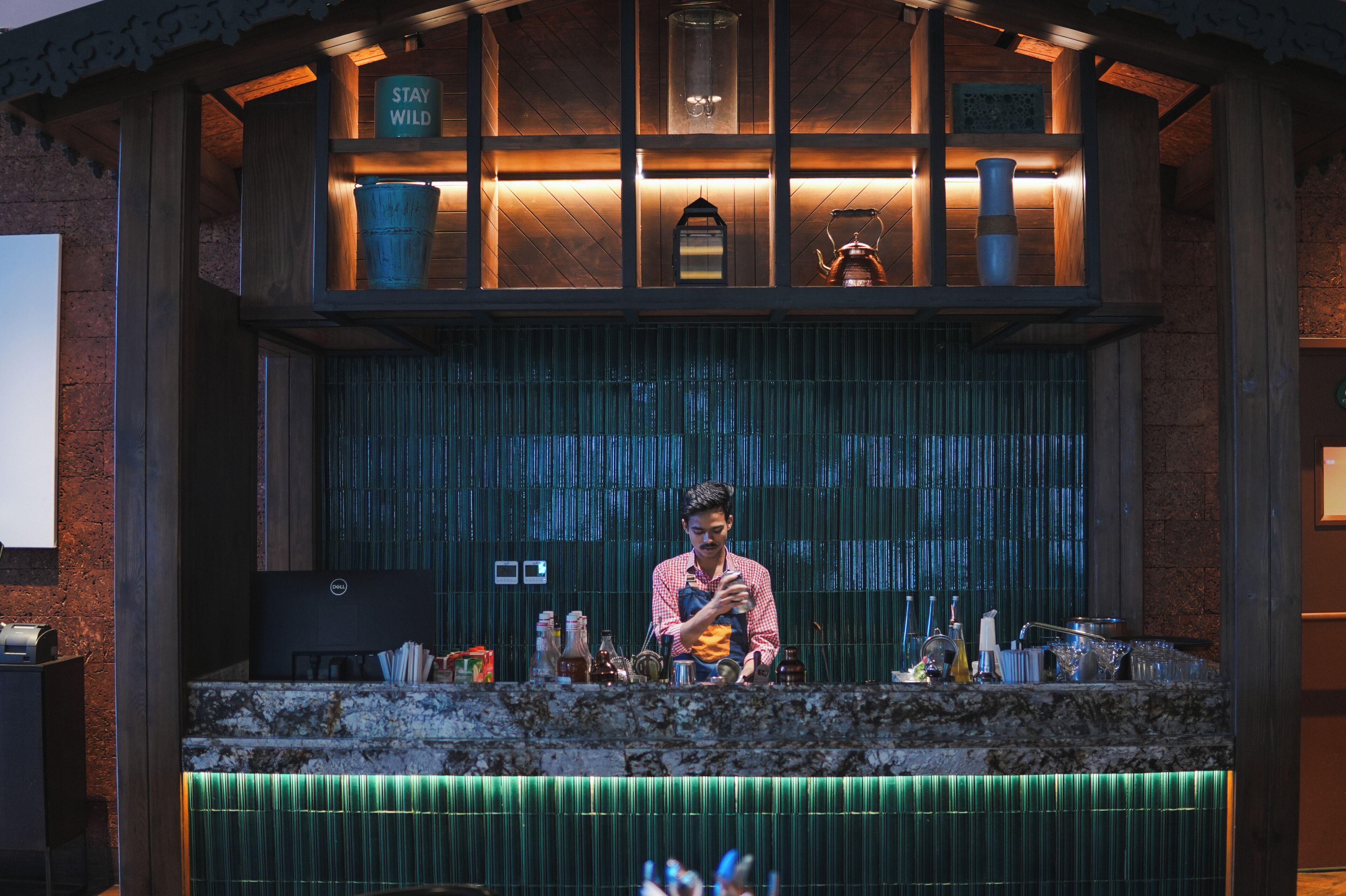 2 bars/lounges