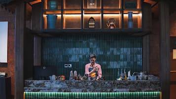 2 bars/lounges