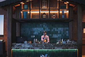 2 bars/lounges - The Artiste, Kochi, a Tribute Portfolio Hotel by Marriott (Kanayannur)