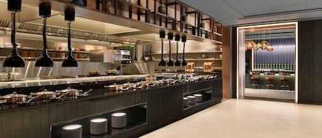 3 restaurants, international cuisine