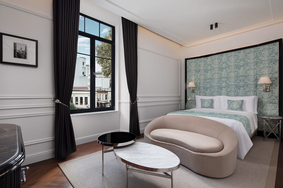 Deluxe Room, 1 Queen Bed | Premium bedding, Select Comfort beds, minibar, in-room safe