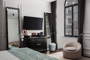 Junior-Suite, 1 Schlafzimmer, Nichtraucher, Eckzimmer | 1 Schlafzimmer, hochwertige Bettwaren, Select-Comfort-Betten, Minibar