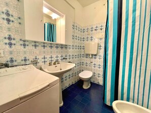 Departamento, 2 habitaciones, balcón, vista a la ciudad | Baño