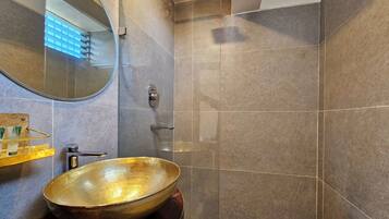 Camera Premium | Bagno | Doccia, soffione a pioggia, set di cortesia firmato, asciugacapelli