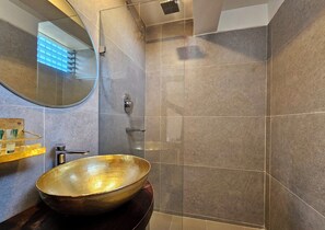 Habitación Premium | Baño | Regadera, regadera tipo lluvia, amenidades de baño de diseñador