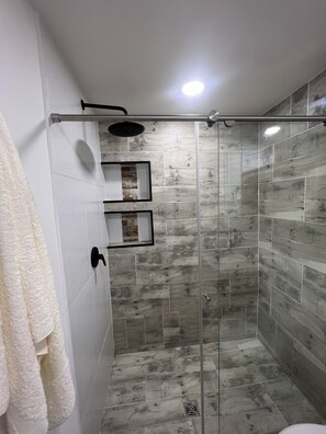 Shower, towels, soap, toilet paper - Apartamento en Envigado (Envigado)