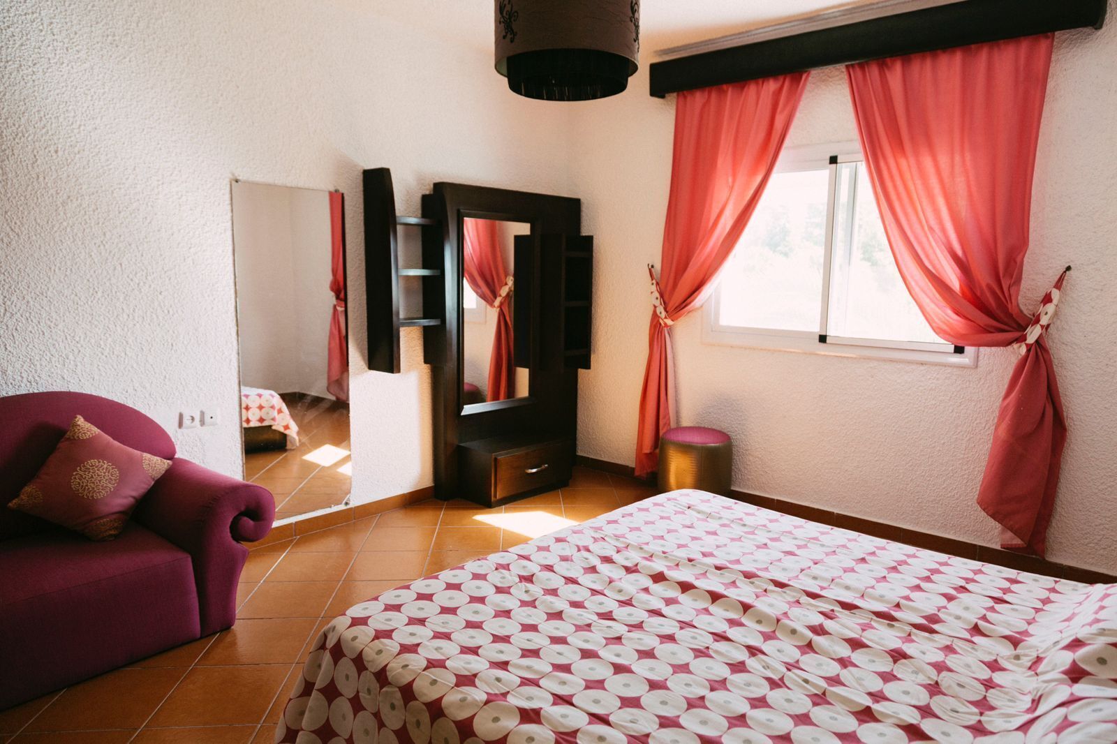 8 間睡房、書桌、熨斗/熨衫板、床單