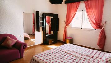 8 slaapkamers, een bureau, een strijkplank/strijkijzer, beddengoed