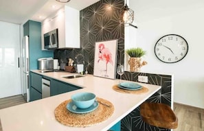 Réfrigérateur, micro-ondes, plaque de cuisson, lave-vaisselle