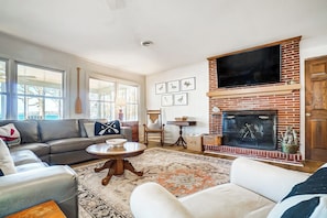 Smart TV, chimenea y libros 