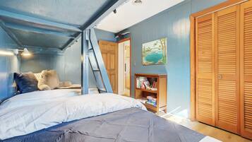 5 bedrooms, desk, iron/ironing board, travel cot