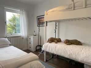 2 bedrooms, iron/ironing board, WiFi, bed sheets - Apartment 454 - Roundstone - sleeps 5 guests  in 2 bedrooms (Roundstone)