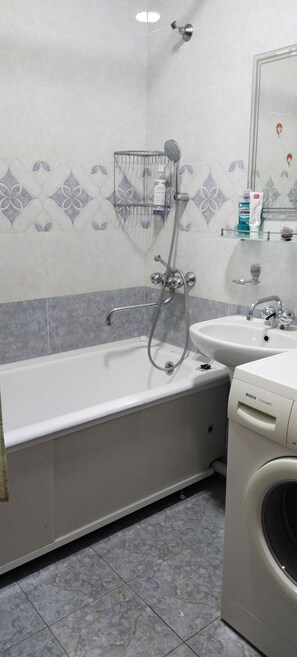 Håndklær, såpe, sjampo og toalettpapir