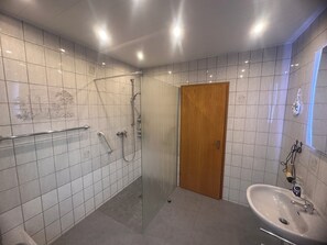 Een douche, een haardroger, een bidet, handdoeken