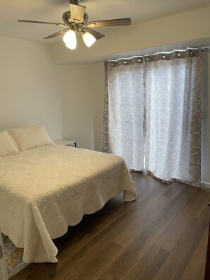 1 室のベッドルーム、アイロン / アイロン台、WiFi (無料)、ベッドシーツ