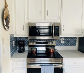 Refrigerador, microondas, horno, placa de cocina