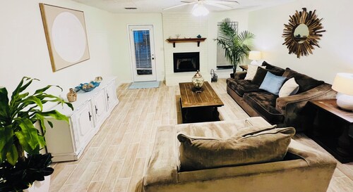 Cozy and Quiet gettaway with pool, near Historic District and Water Park